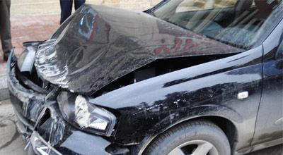 В Баку автомобиль въехал в остановку, есть пострадавшие