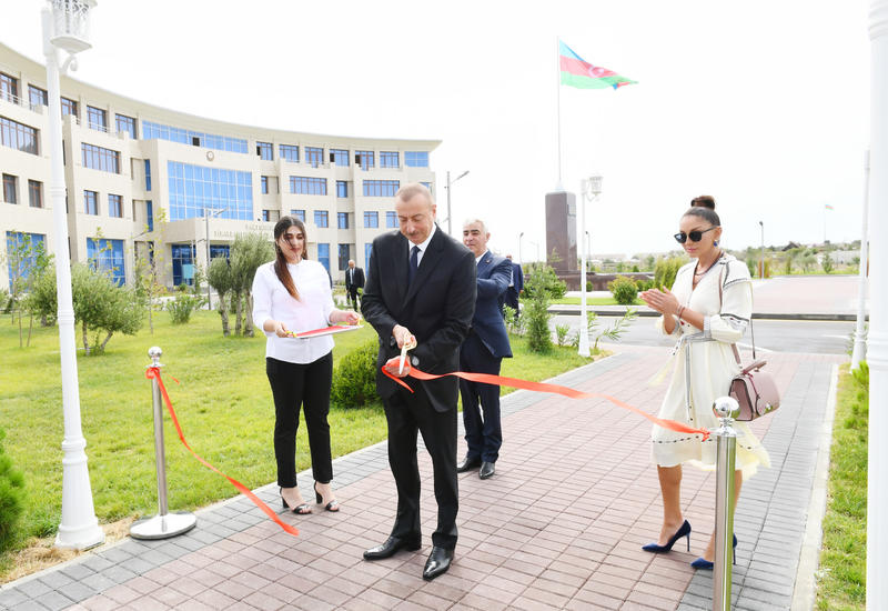 Президент Ильхам Алиев и Первая леди Мехрибан Алиева приняли участие в открытии новопостроенного Центра молодежи в Пираллахинском районе
