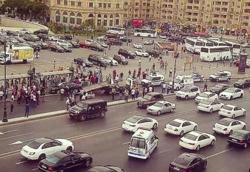 В Баку автомобиль въехал в автобусную остановку, есть пострадавшие