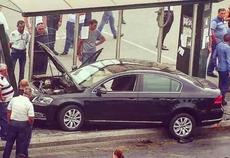 Момент наезда автомобиля на людей на остановке в Баку попал на камеры
