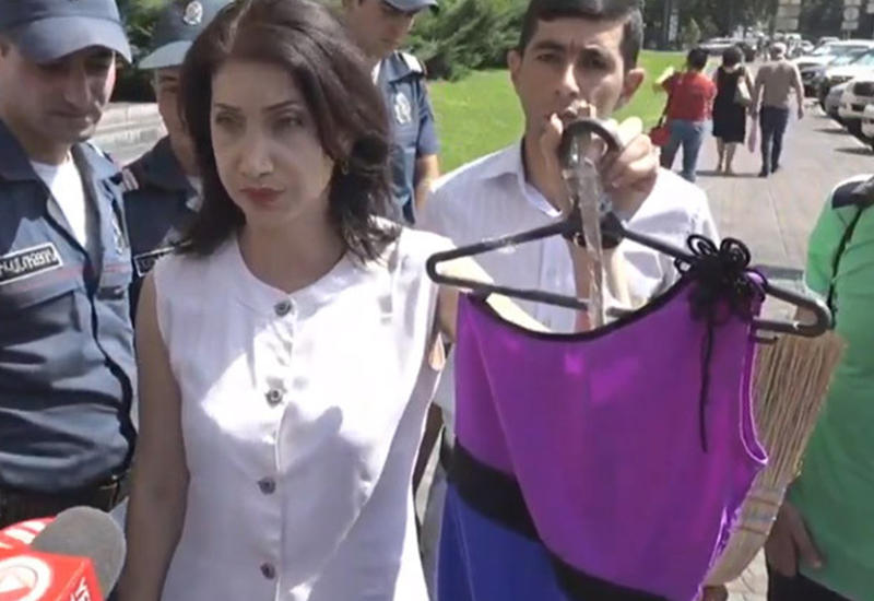 Протестующие требуют от мэра Еревана надеть женское платье