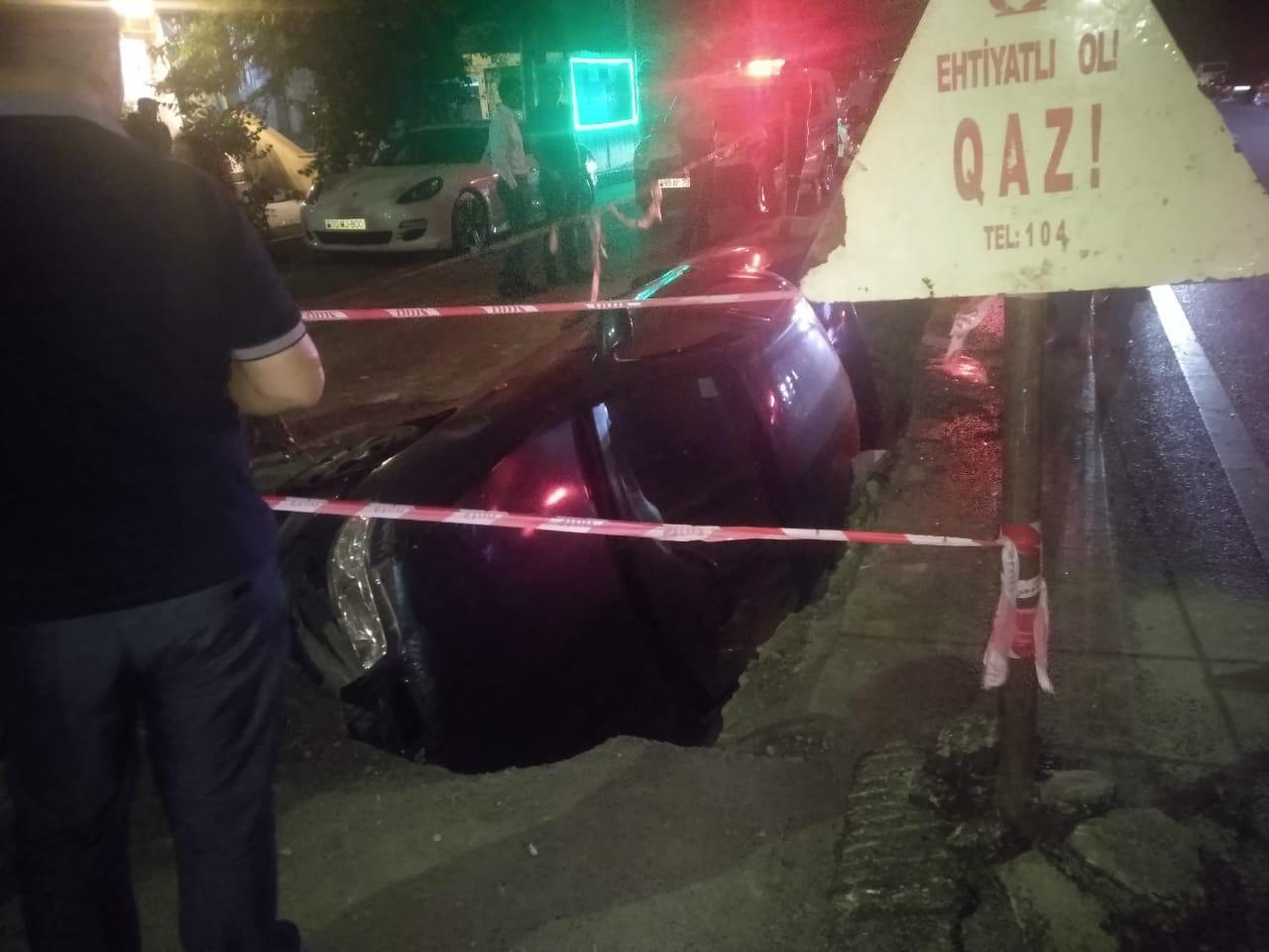 В Баку автомобиль провалился в яму на дороге