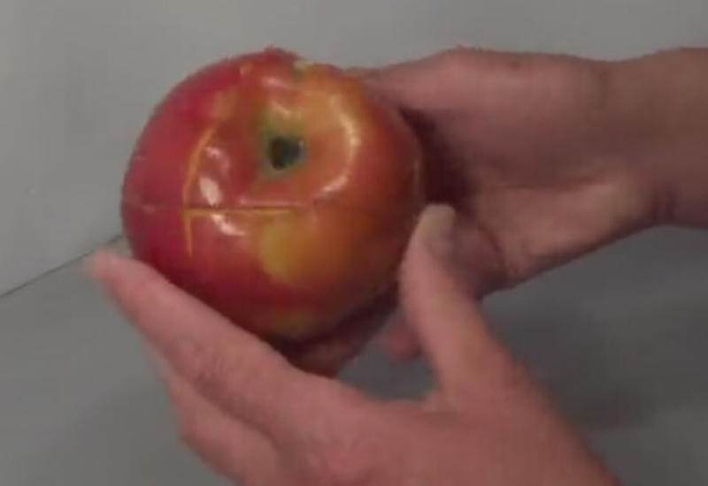 Умелец превратил яблоко в съедобный кубик Рубика