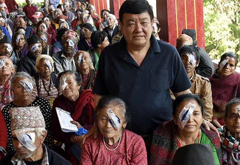Как бедный парень из непальской деревни вернул зрение 120 000 человек