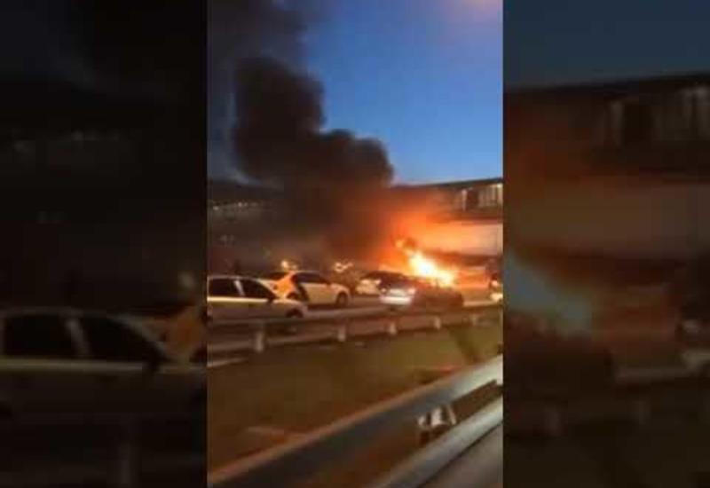 Tesla загорелась после аварии в Москве