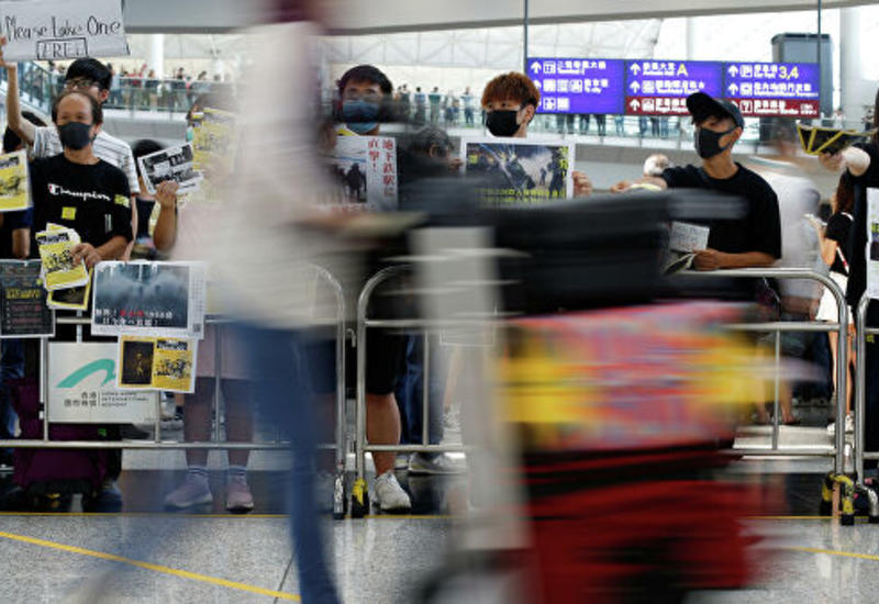 Протестующие заблокировали работу аэропорта в Гонконге