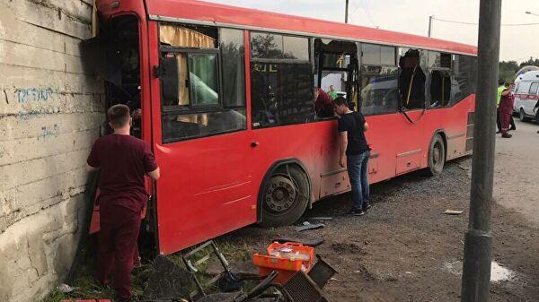 В России автобус попал в крупное ДТП: есть погибший, много пострадавших