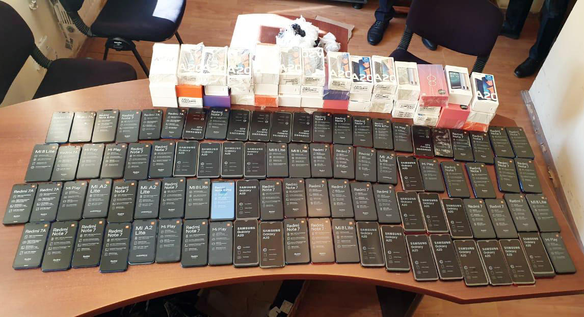 В Азербайджане пресечен незаконный ввоз в страну крупной партии смартфонов