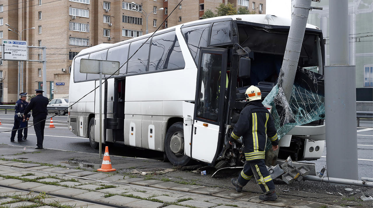 Водитель туристического автобуса. Автобус врезался в столб в Москве.
