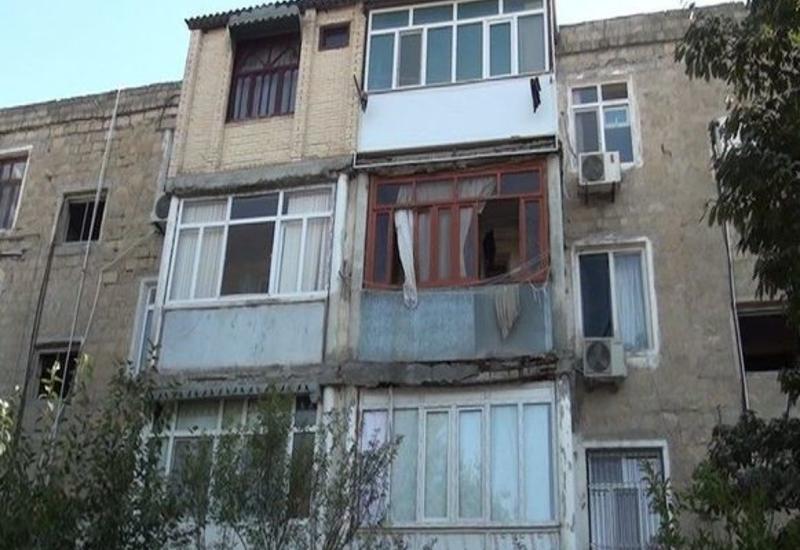 В Ширване обвалился балкон, есть пострадавший
