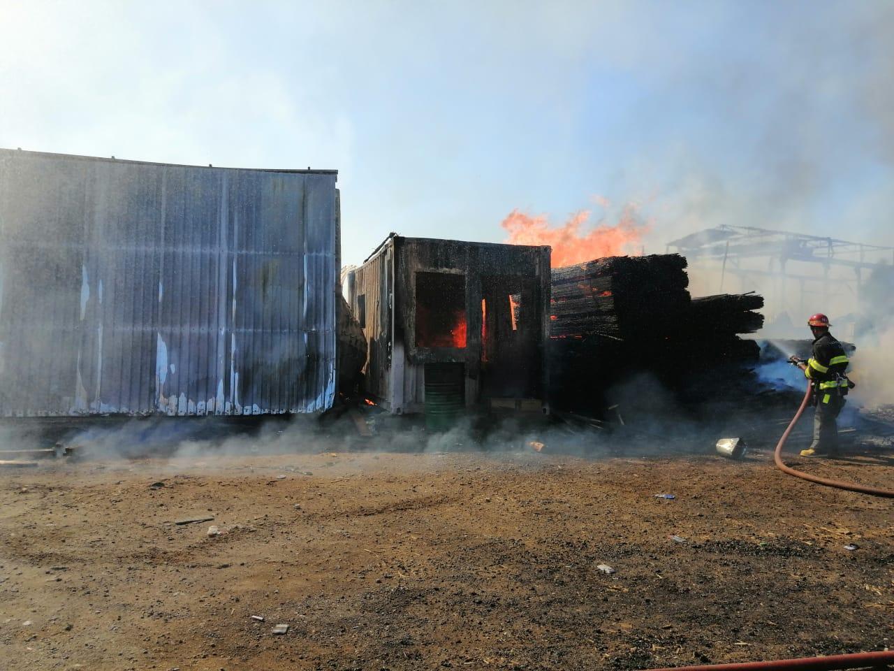 К тушению пожара на рынке в Баку привлечено 22 единицы техники