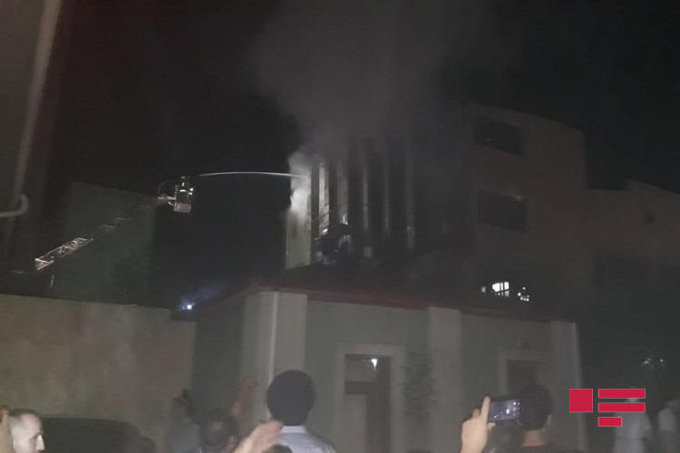 Сильный пожар в доме торжеств в Сумгайыте, гости эвакуированы