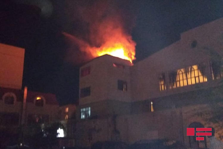 Сильный пожар в доме торжеств в Сумгайыте, гости эвакуированы