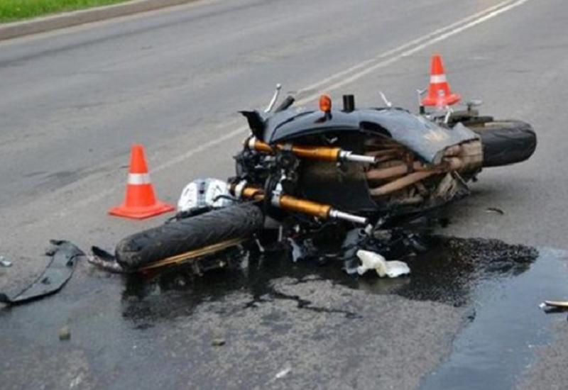 В Гяндже мотоцикл столкнулся с автомобилем, есть раненые