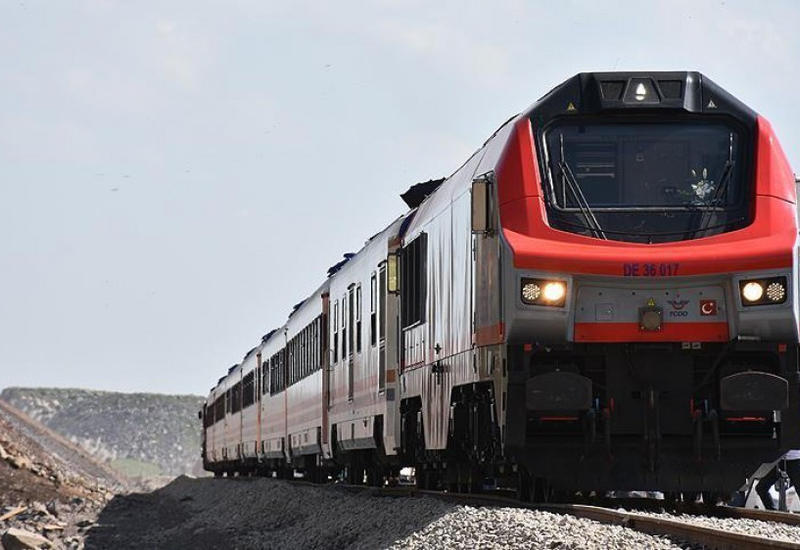 По железной дороге Баку-Тбилиси-Карс перевозится около миллиона тонн грузов