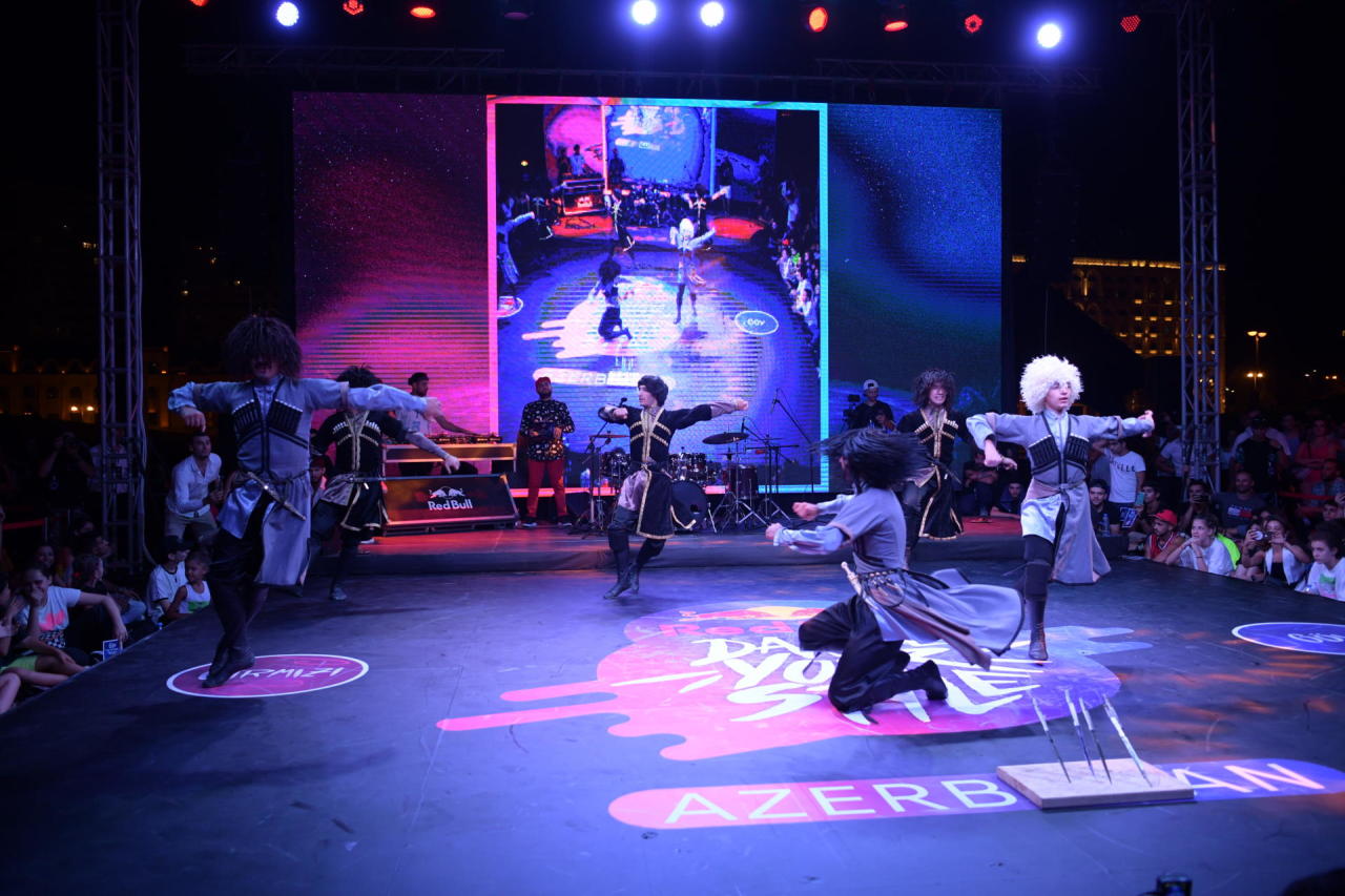 В парке Центра Гейдара Алиева прошло международное танцевальное соревнование “Red Bull Dance Your Style”