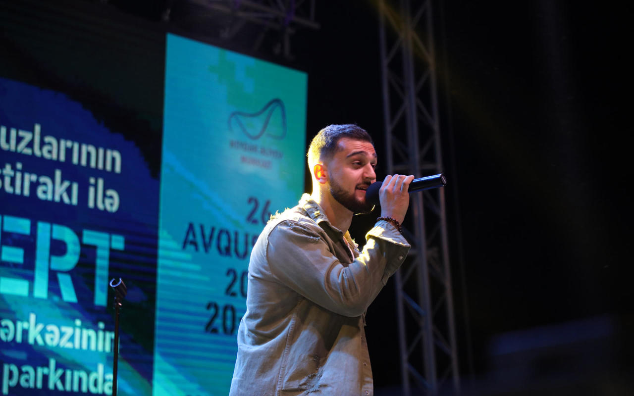 Jony выступил с концертом в парке Центра Гейдара Алиева