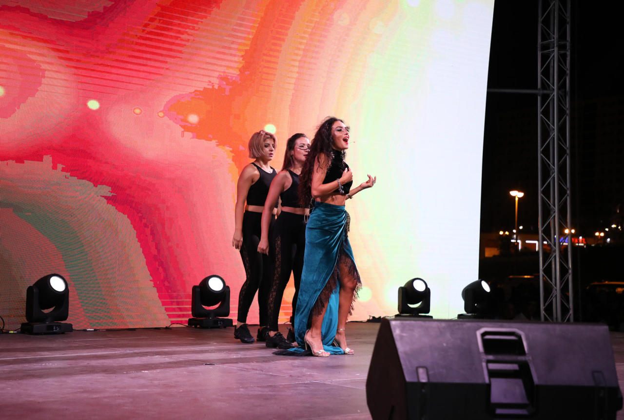 На грандиозном концерте перед Центром Гейдара Алиева присутствовало более 30 тыс. зрителей