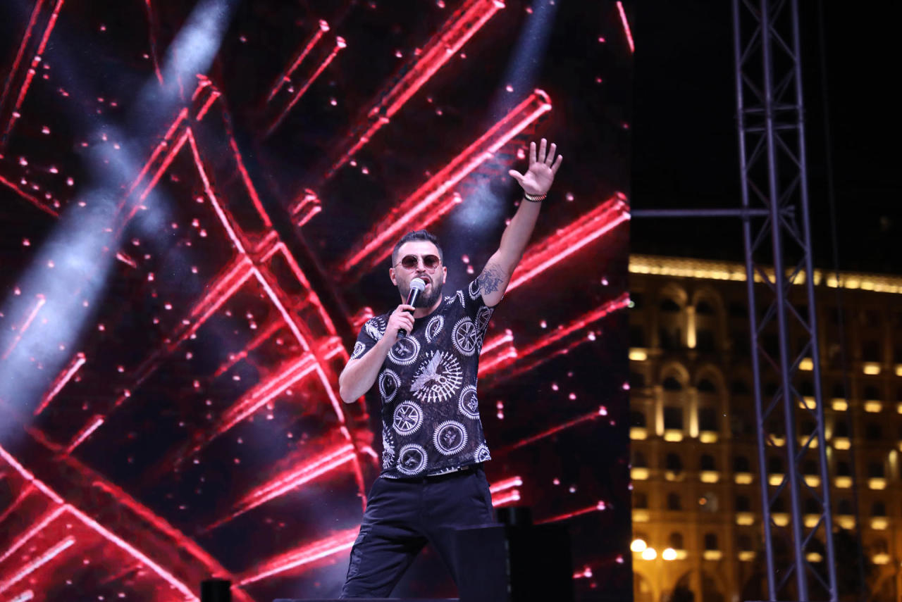 Jony выступил с концертом в парке Центра Гейдара Алиева