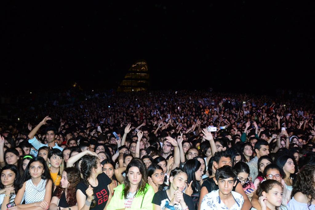 На грандиозном концерте перед Центром Гейдара Алиева присутствовало более 30 тыс. зрителей