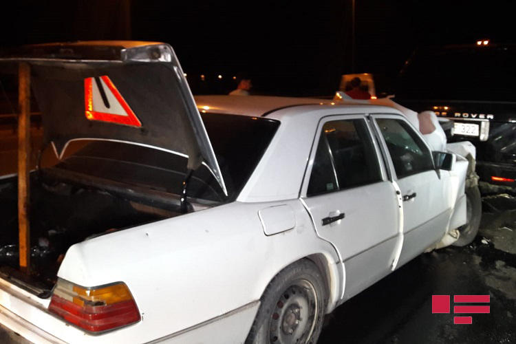 Тяжелая авария с участием Range Rover в Баку, есть пострадавшая