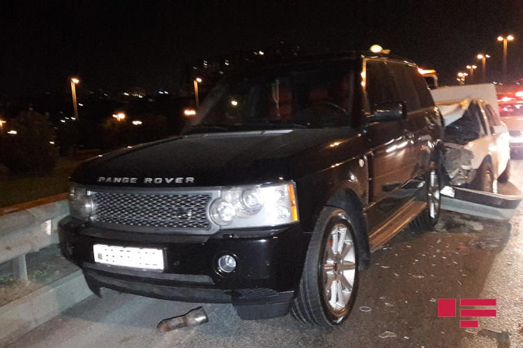 Тяжелая авария с участием Range Rover в Баку, есть пострадавшая