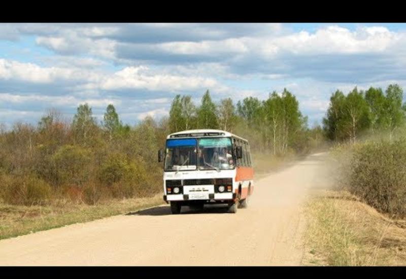 Автобус только что отъехал от остановки