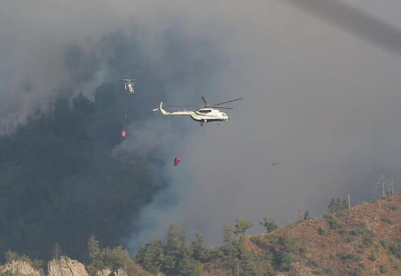 В Агсу начался крупный пожар, в воздух поднят вертолет