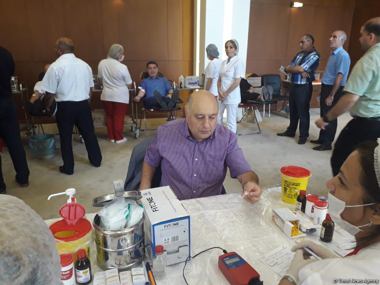 В правящей партии «Ени Азербайджан» проведена акция по сдаче крови