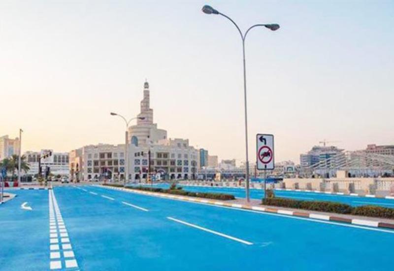В столице Катара дорогу перекрасили в голубой, чтобы спастись от жары