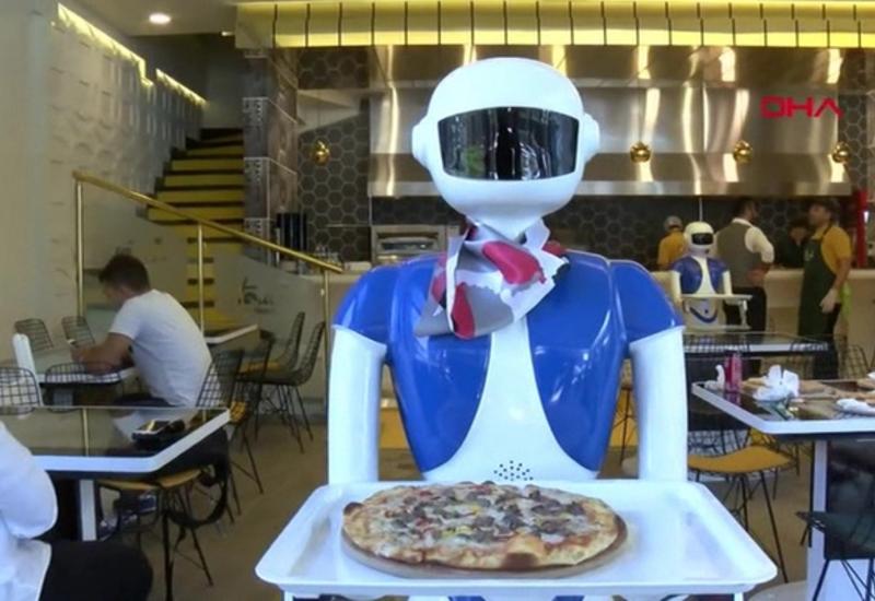 Турецкий ресторан заменил всех официантов на роботов