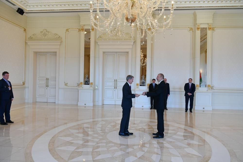 Президент Ильхам Алиев принял верительные грамоты новоназначенного посла Великобритании в Азербайджане