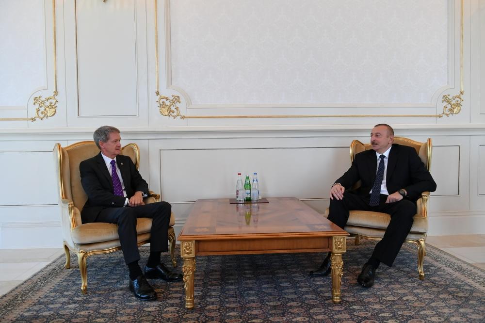 Президент Ильхам Алиев принял верительные грамоты новоназначенного посла Великобритании в Азербайджане