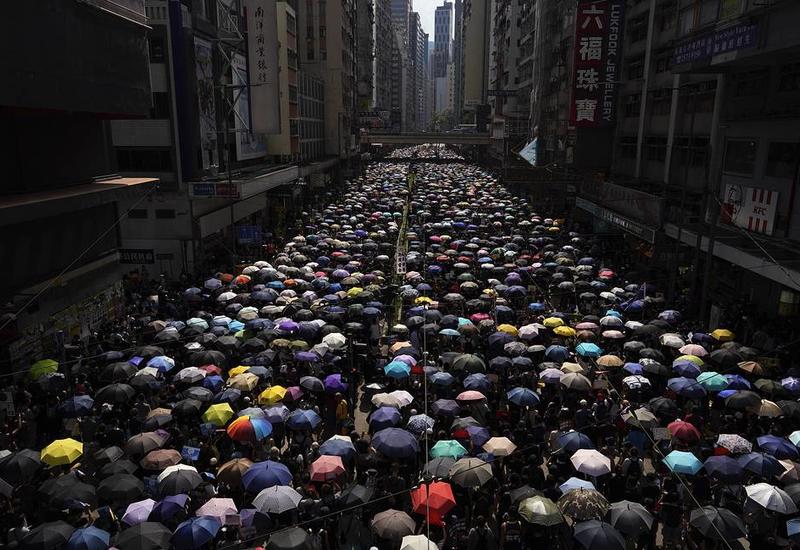 Тысячи человек вышли на антиправительственный митинг в Гонконге