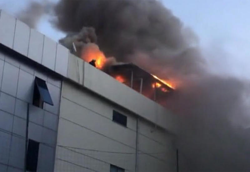 Крупный пожар на фабрике в Турции, жители ближайших зданий эвакуированы