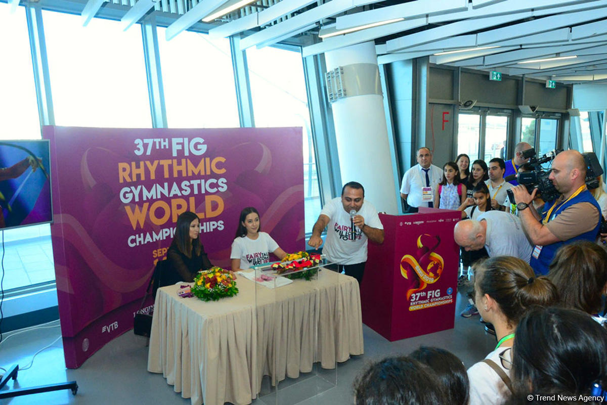 В Баку на аукционе гимнастическая лента Яны Батыршиной продана за 2500 евро