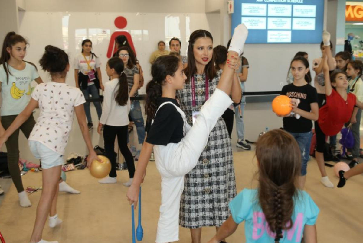 Яна Батыршина провела мастер-класс в зале Национальной арены гимнастики в Баку