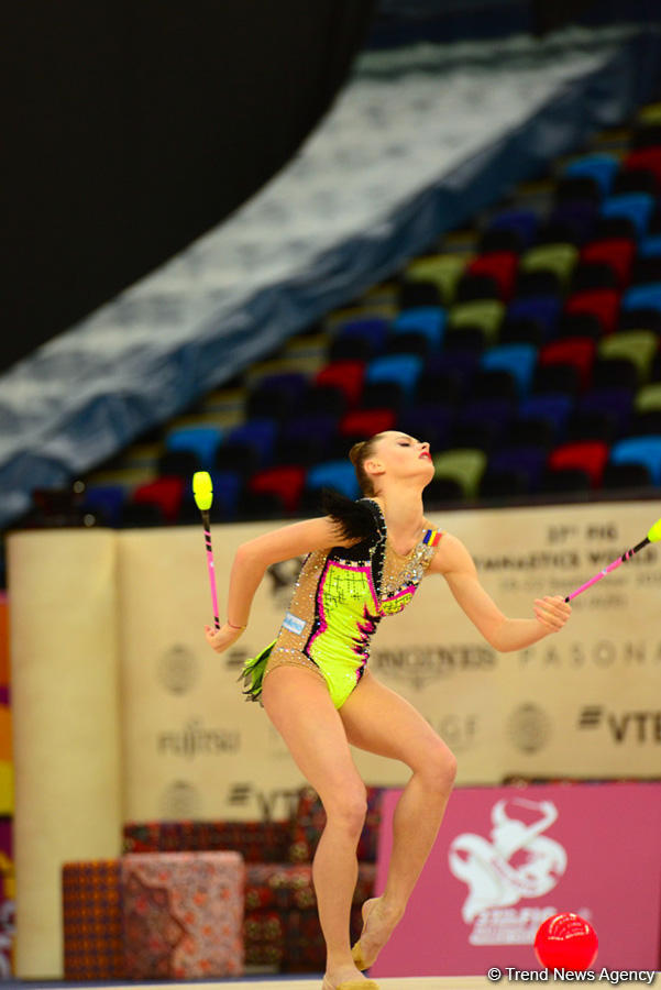 В Баку продолжаются финальные выступления многоборья в рамках Чемпионата мира по художественной гимнастике