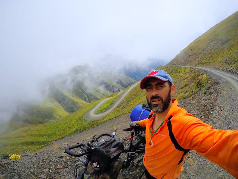 Азербайджанец на велосипеде покоряет горы Грузии
