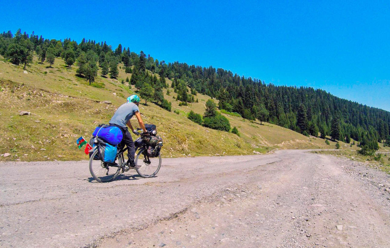 Азербайджанец на велосипеде покоряет горы Грузии