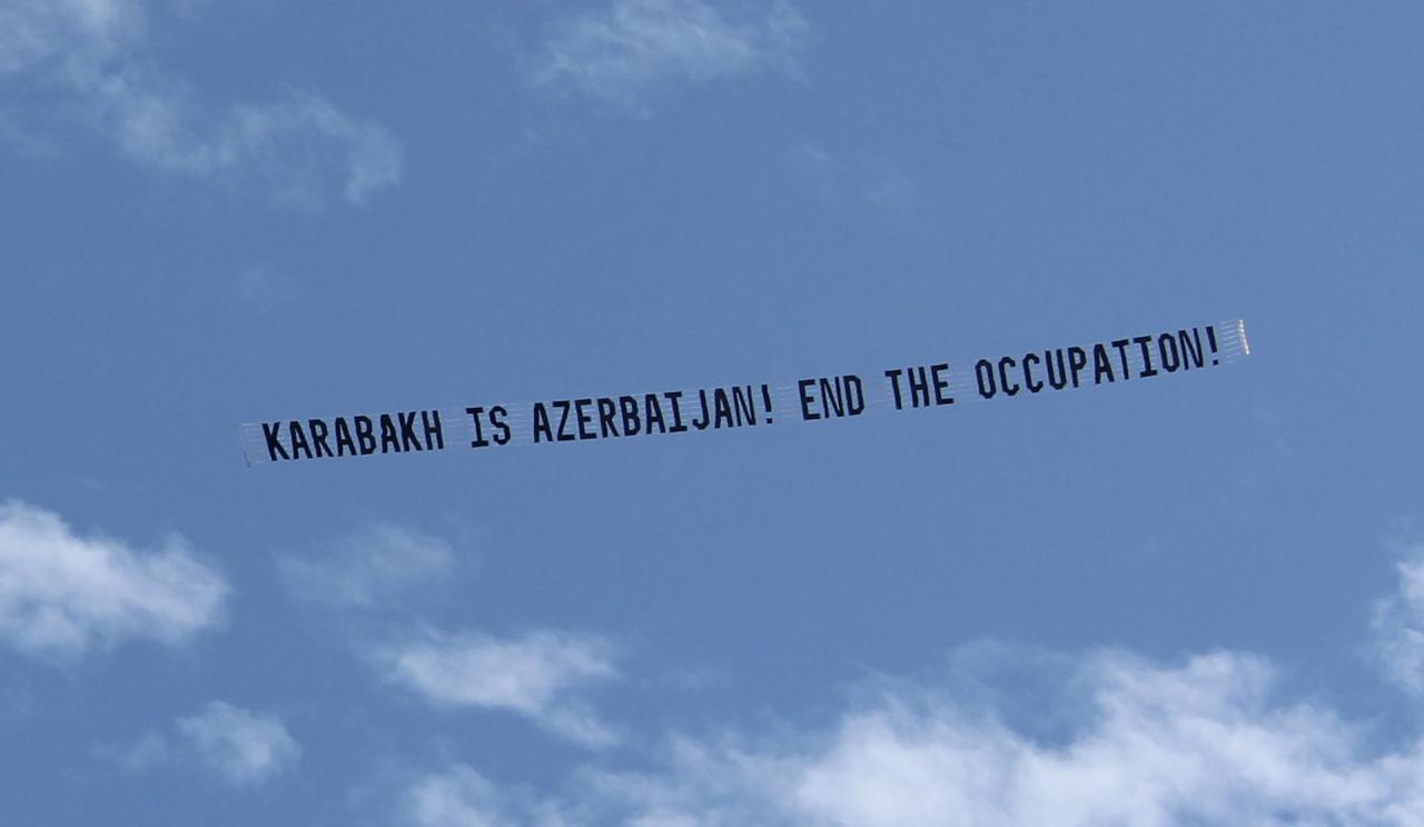Пашиняна встретили в Лос-Анджелесе баннерами в небе - "Карабах - это Азербайджан!"