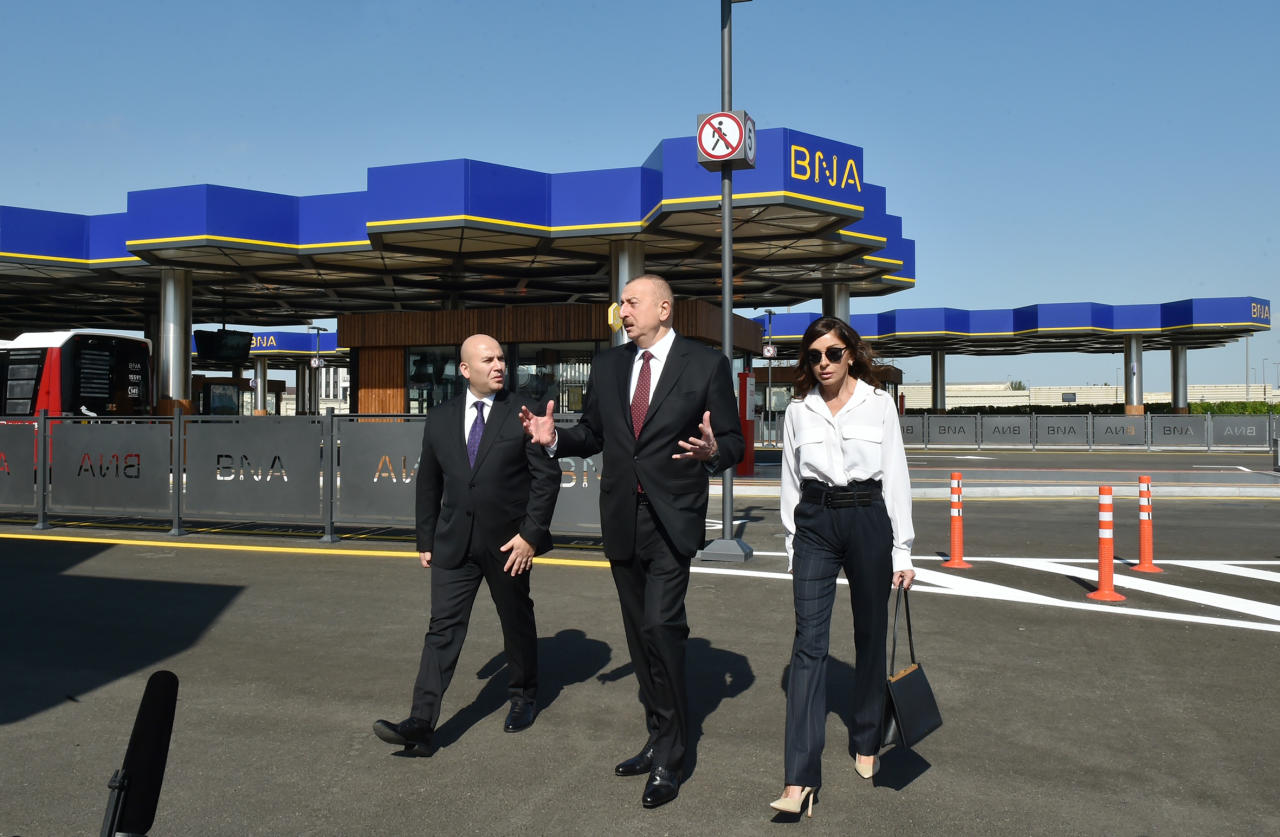 Президент Ильхам Алиев и Первая леди Мехрибан Алиева приняли участие в открытии Транспортного обменного центра «Кероглу» в Баку
