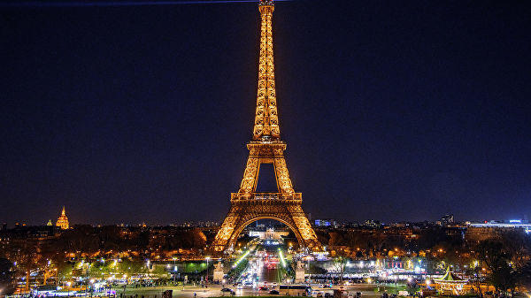 Эйфелева башня погасит огни и закроется для туристов в память о Жаке Шираке