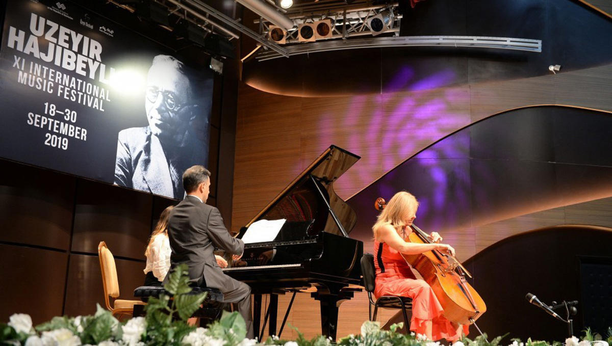 В Центре мугама представлена концертная программа с участием народного артиста Азербайджана и болгарской виолончелистки