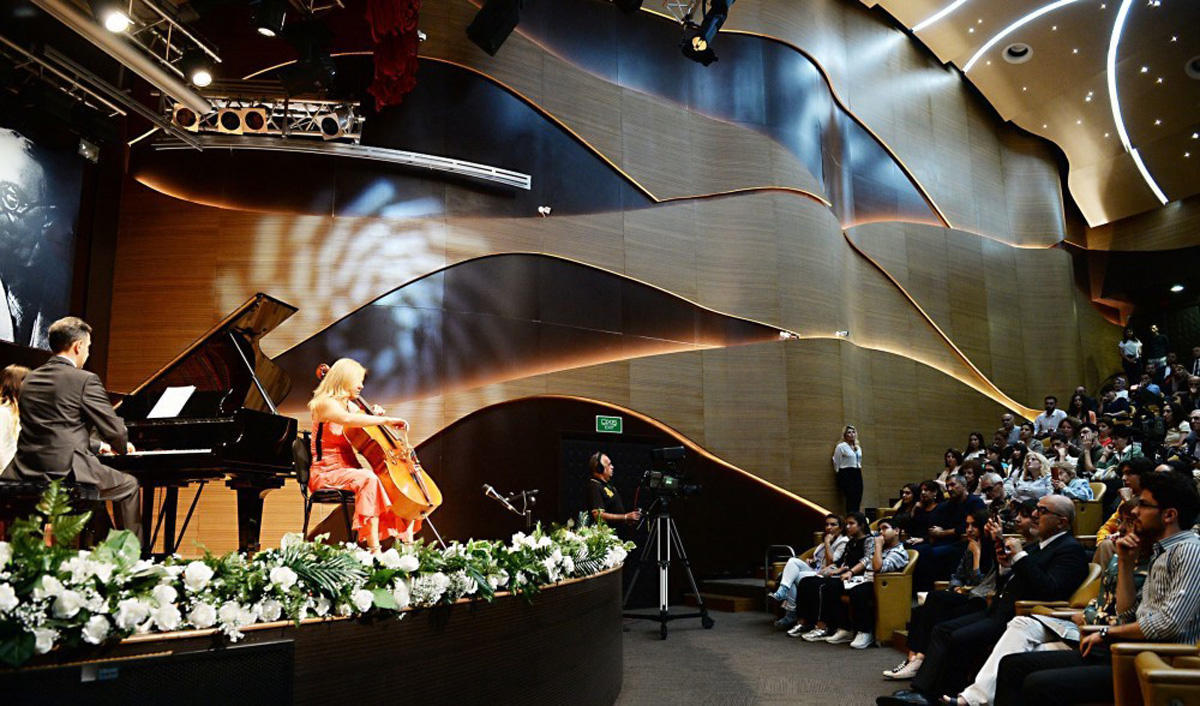 В Центре мугама представлена концертная программа с участием народного артиста Азербайджана и болгарской виолончелистки