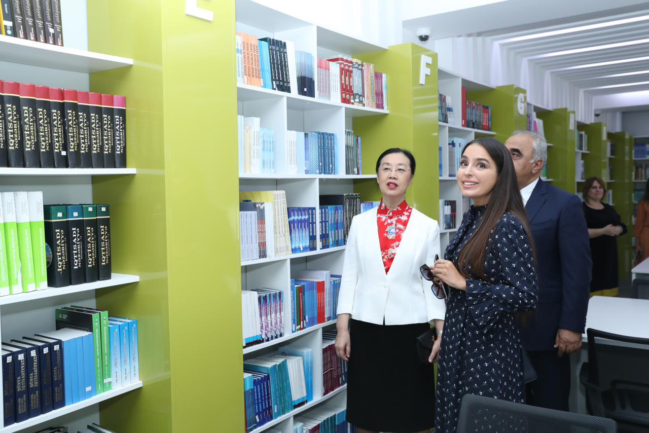 Вице-президент Фонда Гейдара Алиева Лейла Алиева приняла участие в презентации дистанционных курсов китайского языка, организованных при UNEC