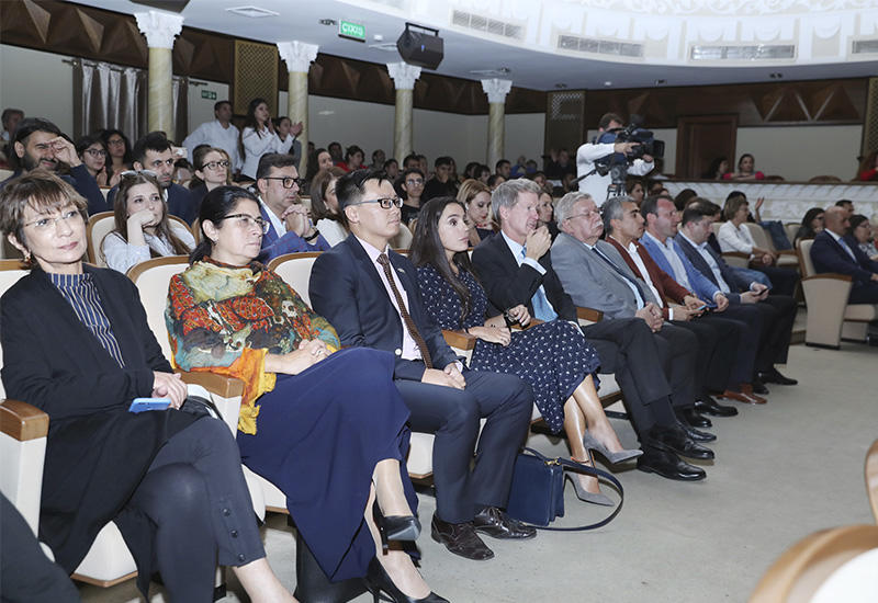 Вице-президент Фонда Гейдара Алиева Лейла Алиева приняла участие в презентации международного инклюзивного спектакля 