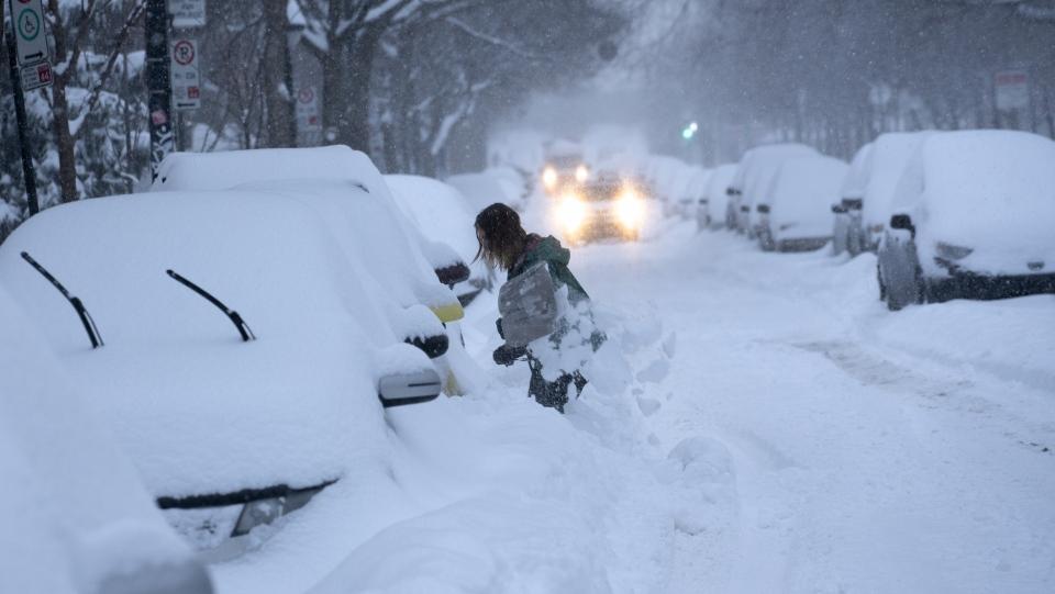 На Канаду обрушились неожиданные снегопады, десятки аварий