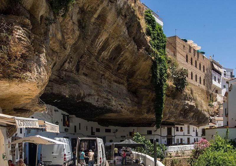 Одно из самых удивительных мест планеты: Испанский город в скале