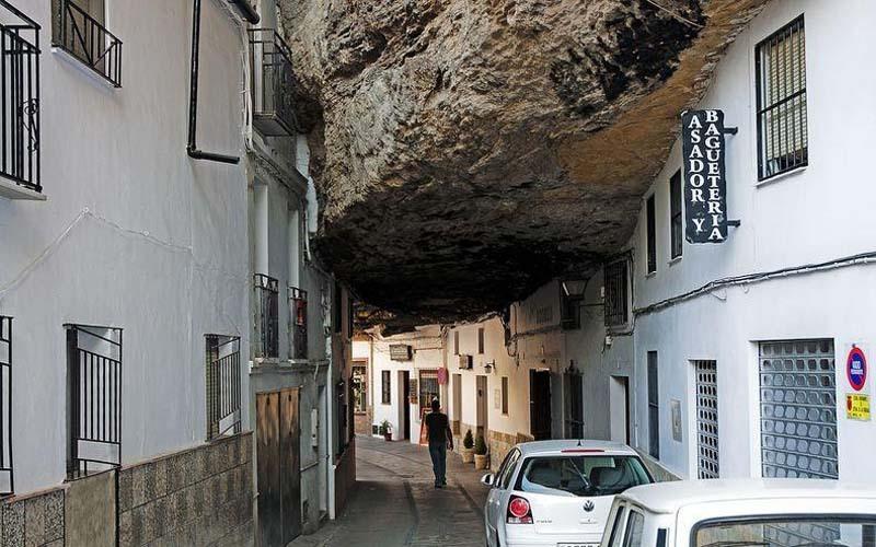 Одно из самых удивительных мест планеты: Испанский город в скале